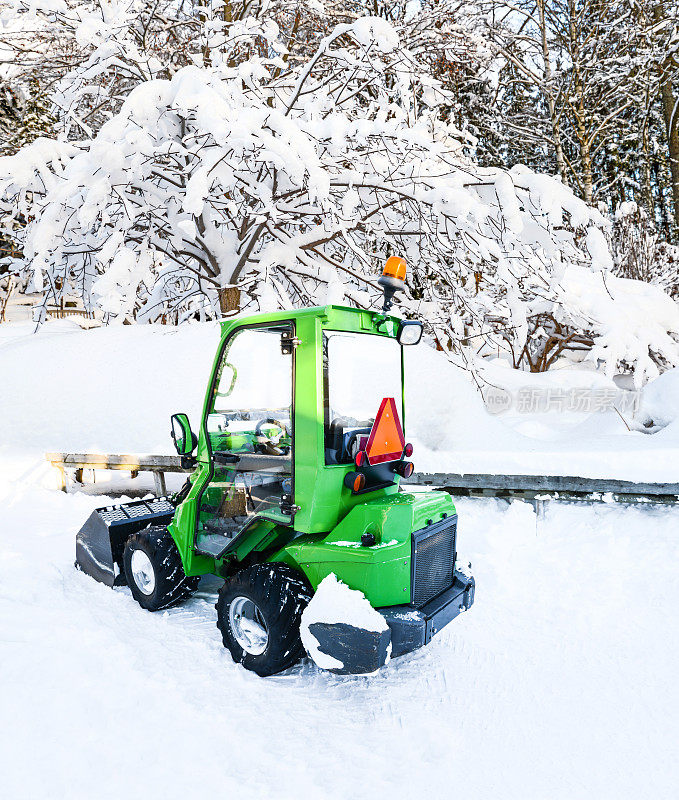 绿色扫雪机