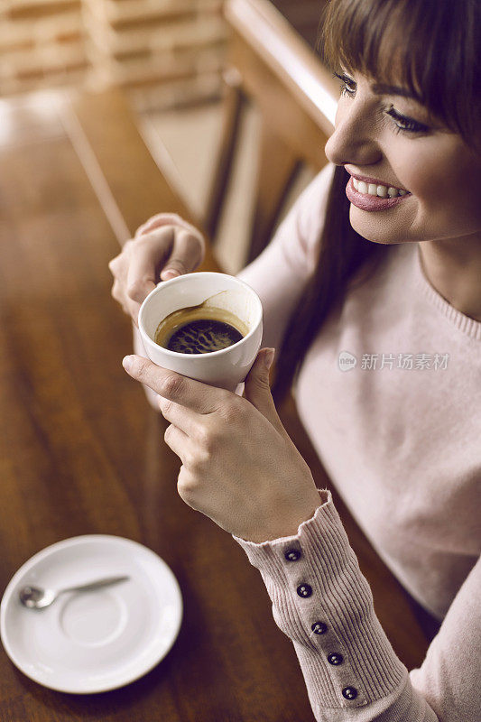 年轻女子喝咖啡