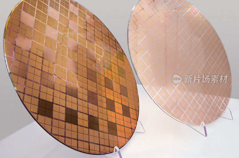 带有倒装芯片蒙太奇元件的晶圆片(左)和经过处理的玻璃晶圆片