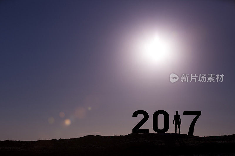 2017年日落时分站在山上的人的剪影