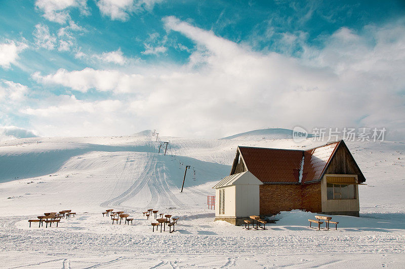 小屋和滑雪场可以提升一座山