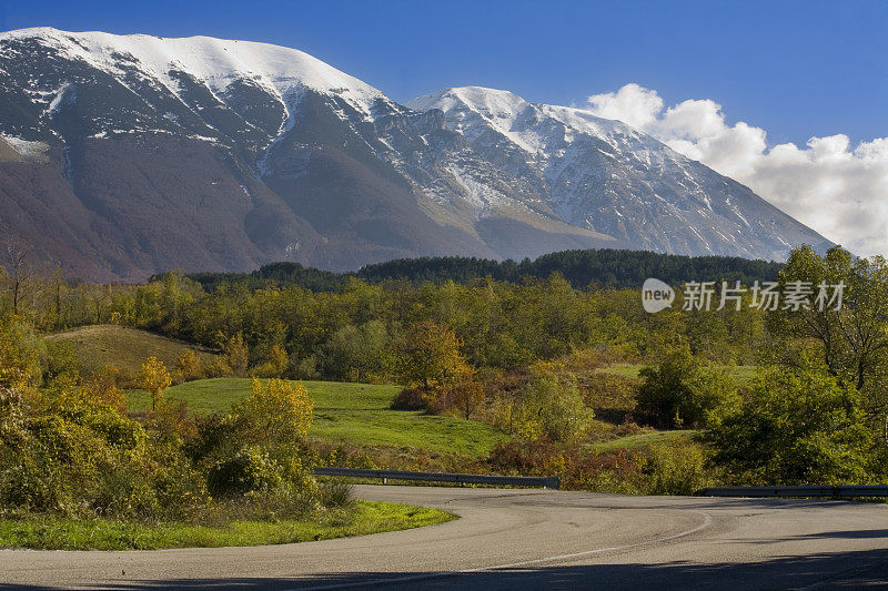 通往山区的路