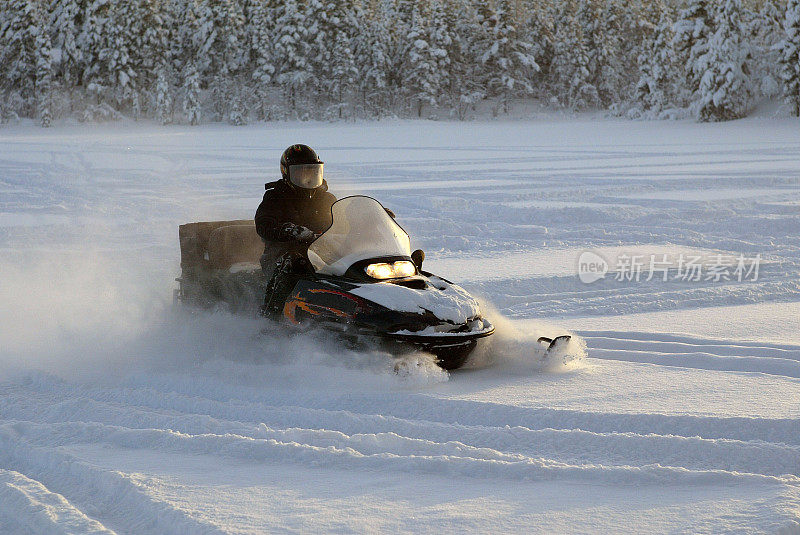 芬兰拉普兰冬季运动Snowmobil