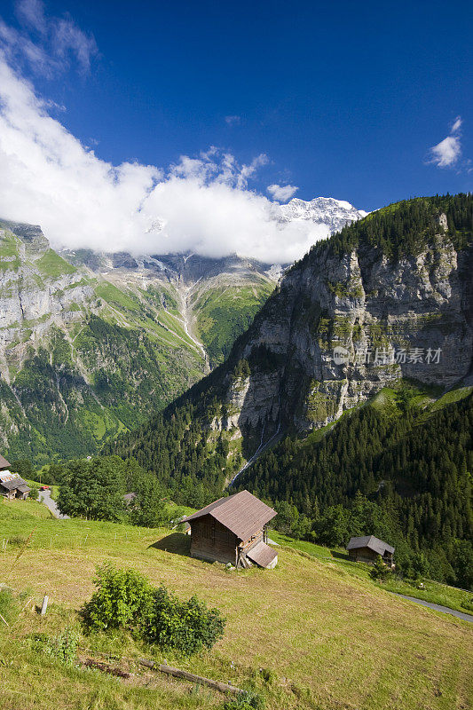 瑞士高山草地上的小屋