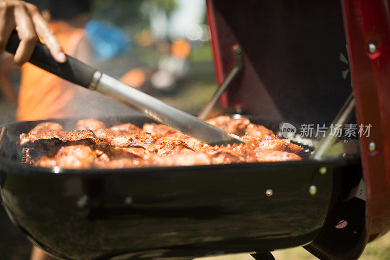 准备食物的人的特写镜头