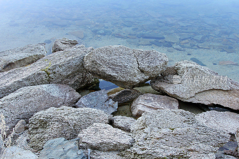 靠近水的岩石