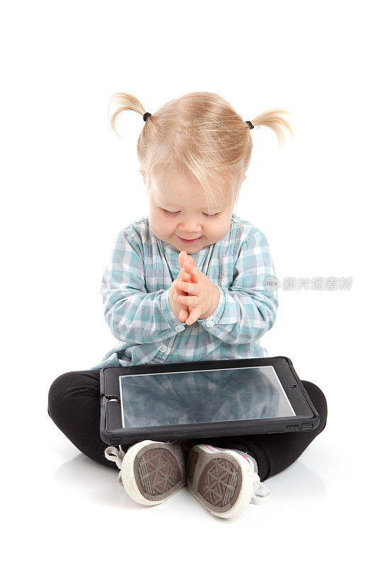 可爱的幼童玩触屏数字平板电脑拍手