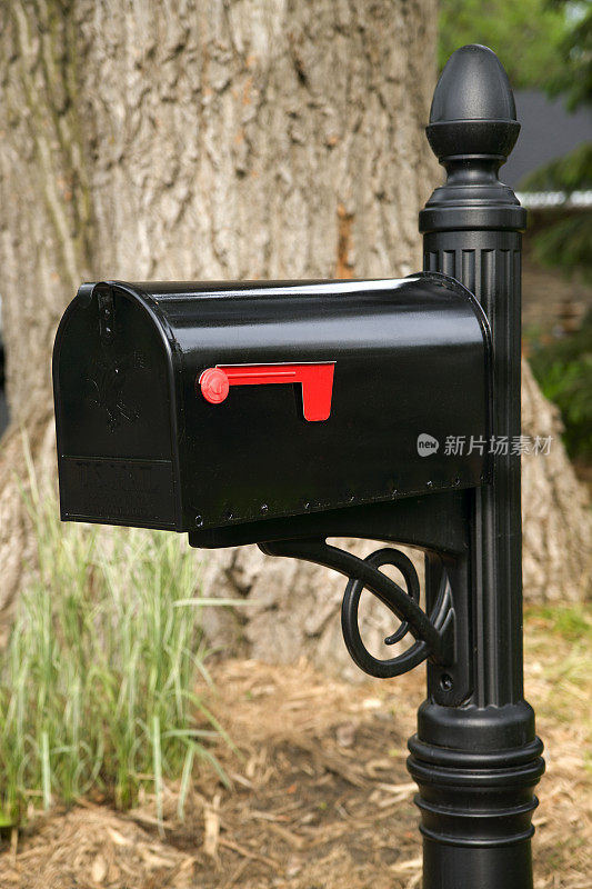 黑色的邮箱。