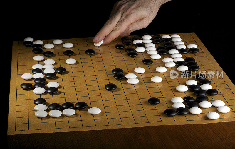 玩家在专业围棋棋盘游戏中迈出一步