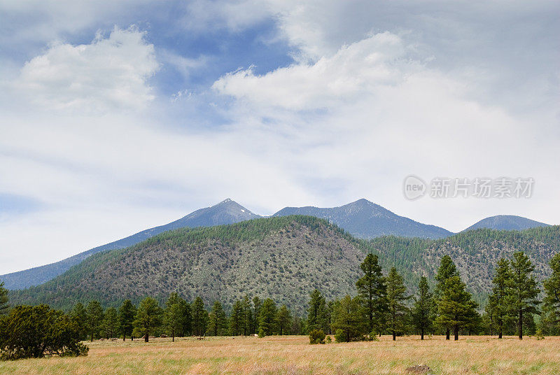 旧金山山峰上的风暴云