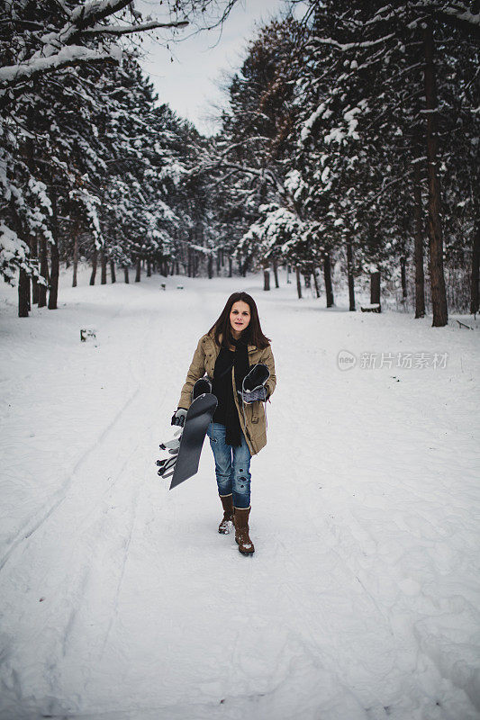 滑雪板的女孩