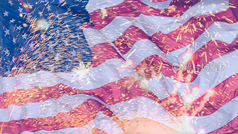 美国国旗叠加在独立日烟花上