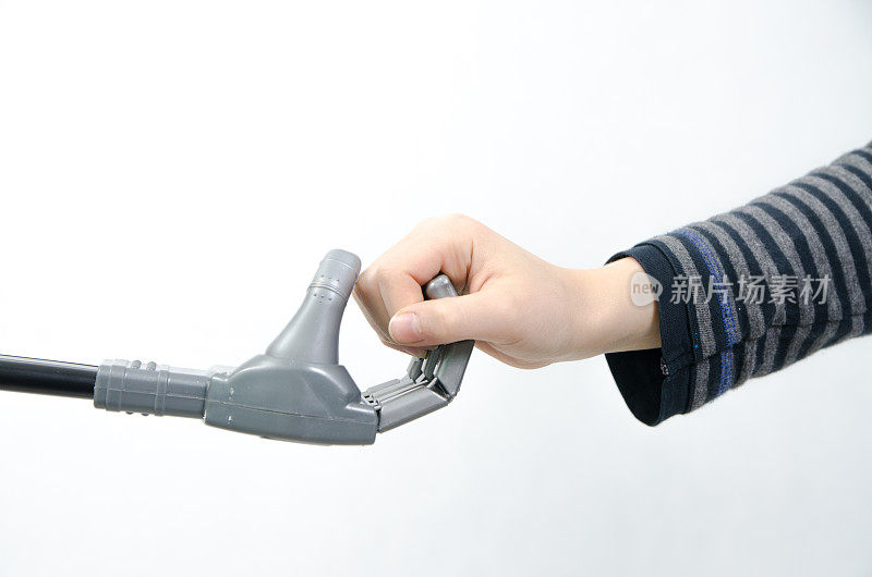 靠近一个男孩的手握住机器人的手指