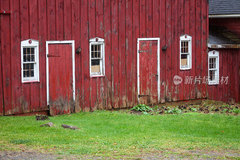 秋雨中的旧红谷仓
