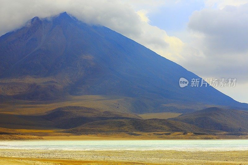 令人印象深刻的绿色湖泊反射，利坎卡布尔和田园诗般的阿塔卡马沙漠，火山景观全景-波托西地区，玻利维亚安第斯，智利，Bolívia和阿根廷边境