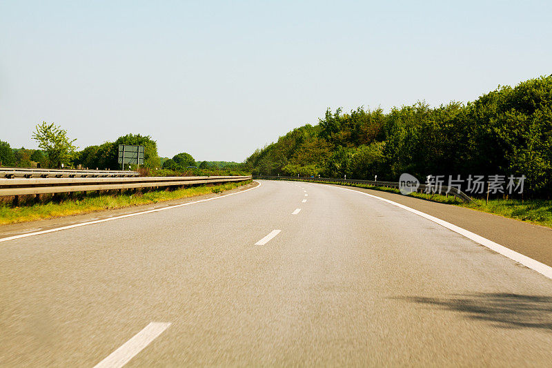 在高速公路上