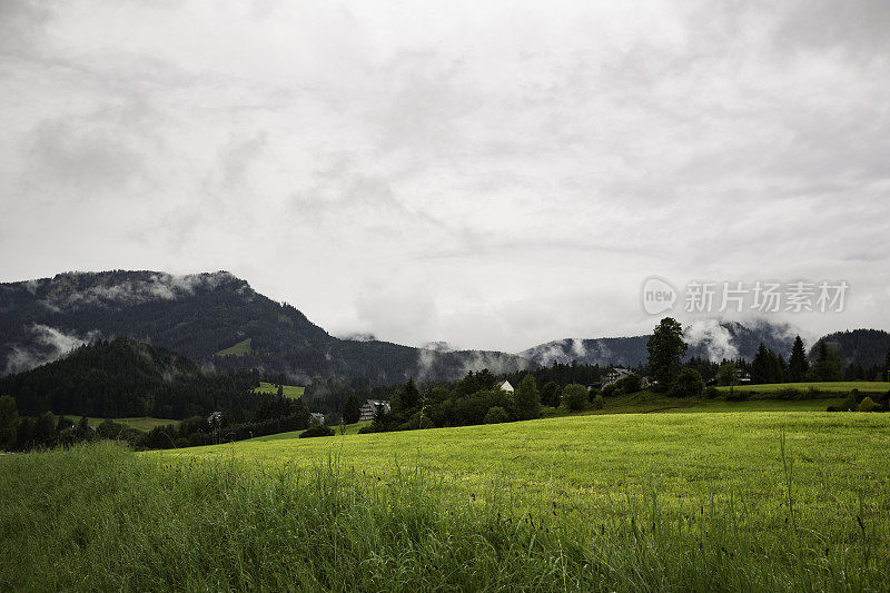 云中阿尔卑斯山山脉的全景