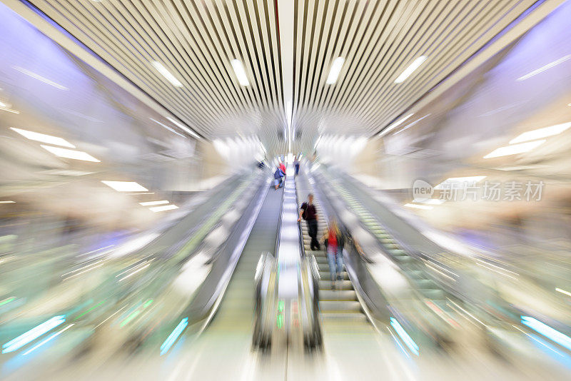 斯德哥尔摩，火车站自动扶梯，相机变焦模糊