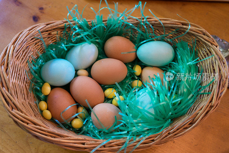 节日-装饰复活节彩蛋篮子