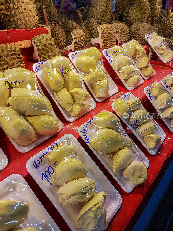 新鲜采摘剥皮的榴莲在泰国市场出售。