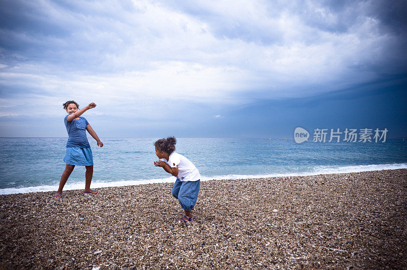 孩子们在沙滩上玩卵石