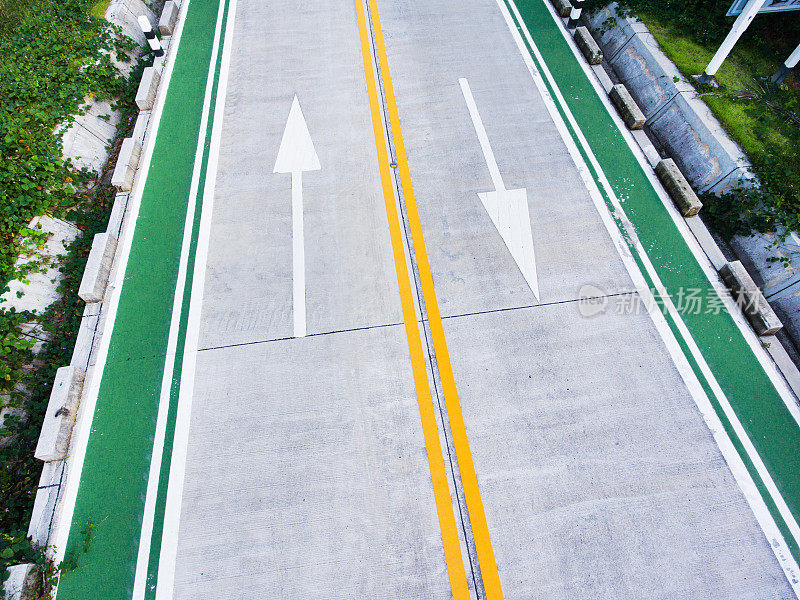 蜿蜒的道路方向