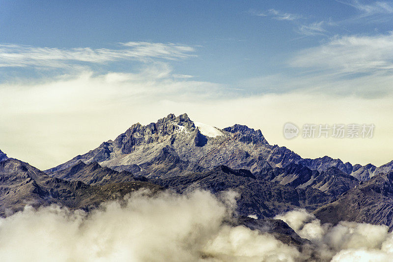 玻利瓦尔山和洪堡山的山峰位于梅里达州。安第斯山脉。委内瑞拉