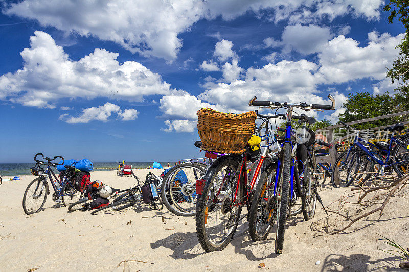 在波兰科洛布泽格的沙滩上，大量的自行车