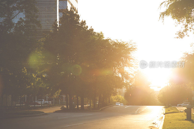 日落在市中心的道路与摩天大楼。