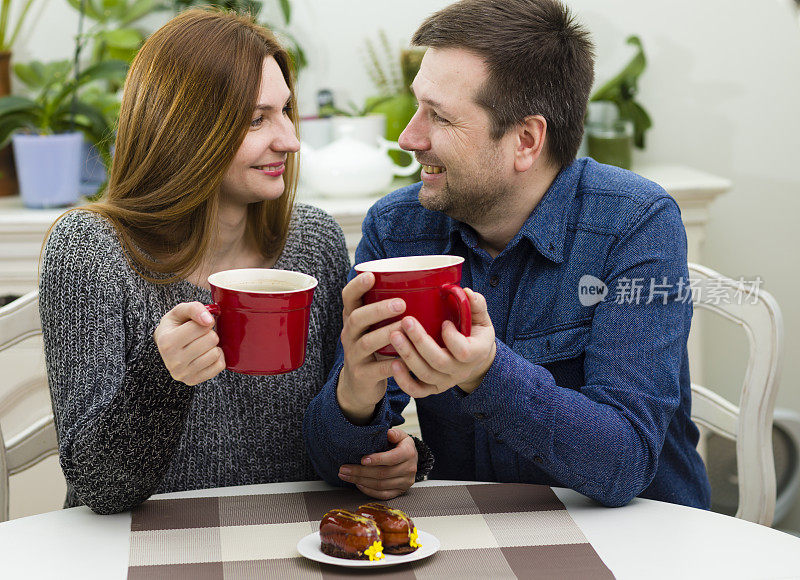 幸福的年轻夫妇在家