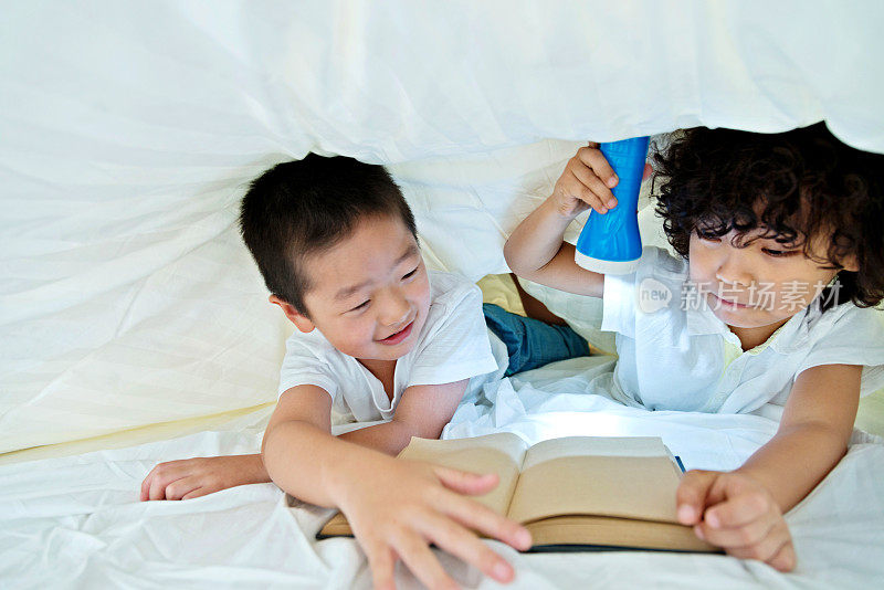 两个男孩在被窝里看书