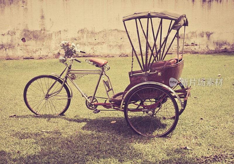 泰国人力车、三轮车、自行车、出租车为当地人和游客服务。古老的传统亚洲三轮车