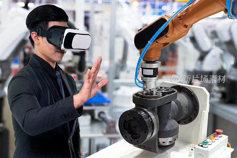 工业4.0中的虚拟现实技术。商务男士西装戴VR眼镜看AR服务，热监测电机检查智能工厂的智能机器人手臂机器损坏部分。