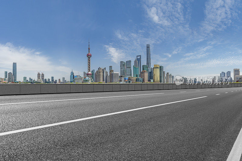 空荡荡的柏油路和上海的城市景观和天际线