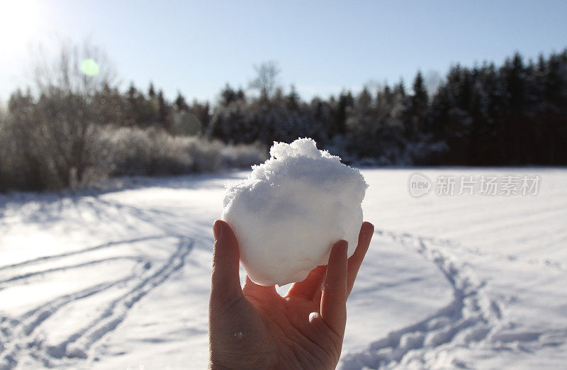 手里拿着雪球