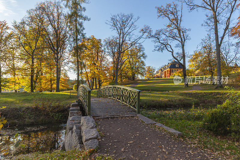 公园和桥在一个池塘在秋天。