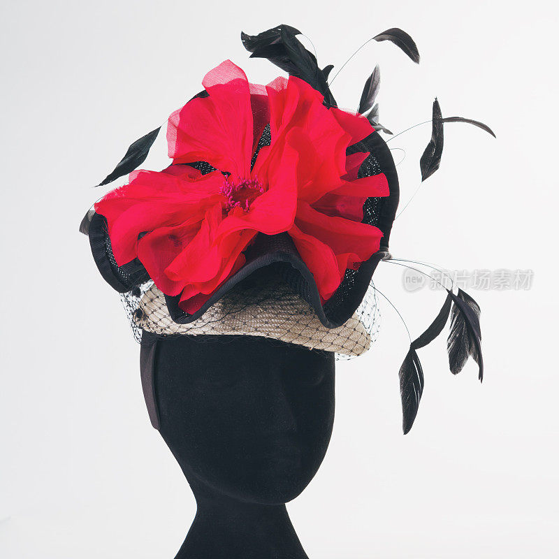 红色花朵和黑色羽毛赛跑帽