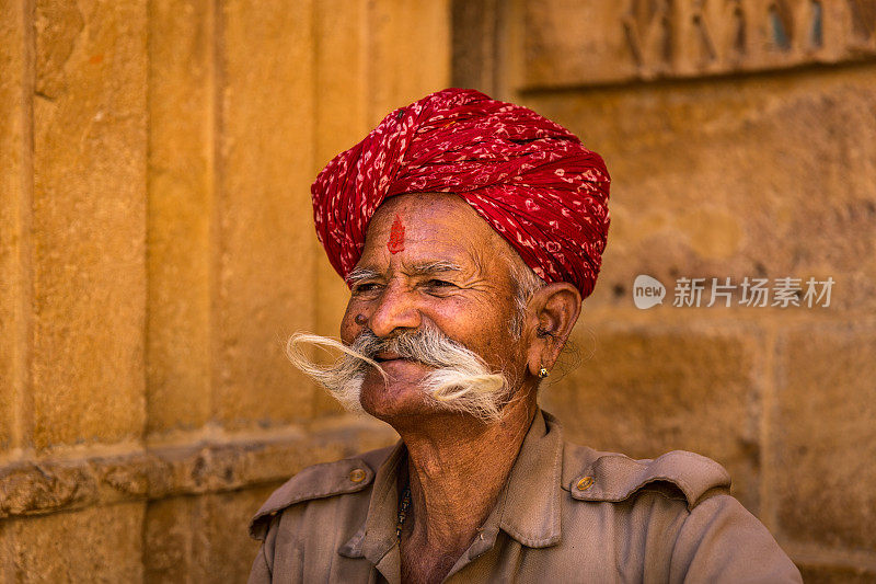 印度拉贾斯坦邦贾伊萨默堡，留着大胡子的印度老人