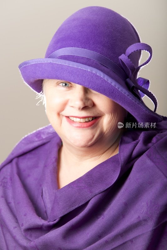 戴紫色帽子、披紫色披肩的白发女子