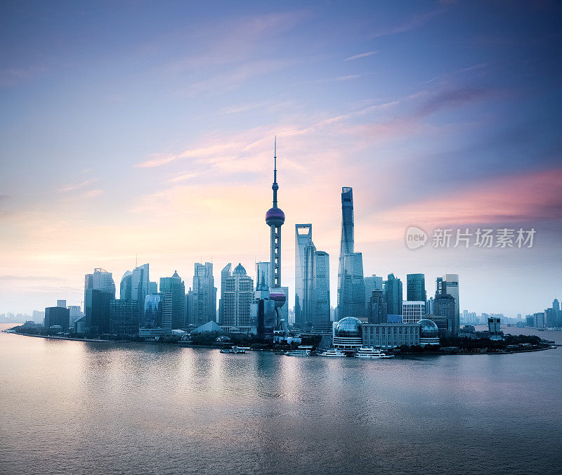 上海的天际线沐浴着晨光