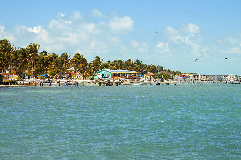 美丽的热带海岸线和码头上的船只在沉睡的岛屿卡耶考尔克在加勒比海的大堡礁