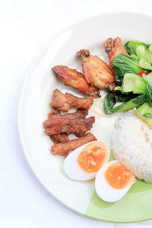 炒蔬菜，煮鸡蛋，炒猪肉和炒鸡翅配泰国茉莉花饭。泰国菜。