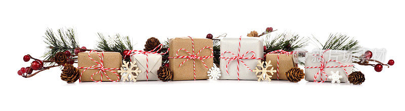 圣诞节的边界与树枝和棕色和白色的礼物盒上的白色