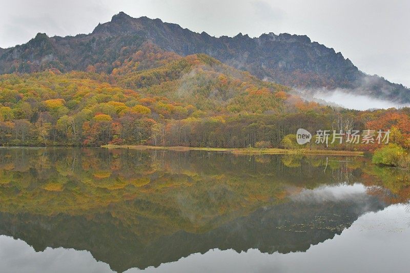 秋色Kagami-ike(镜池)，长野，日本