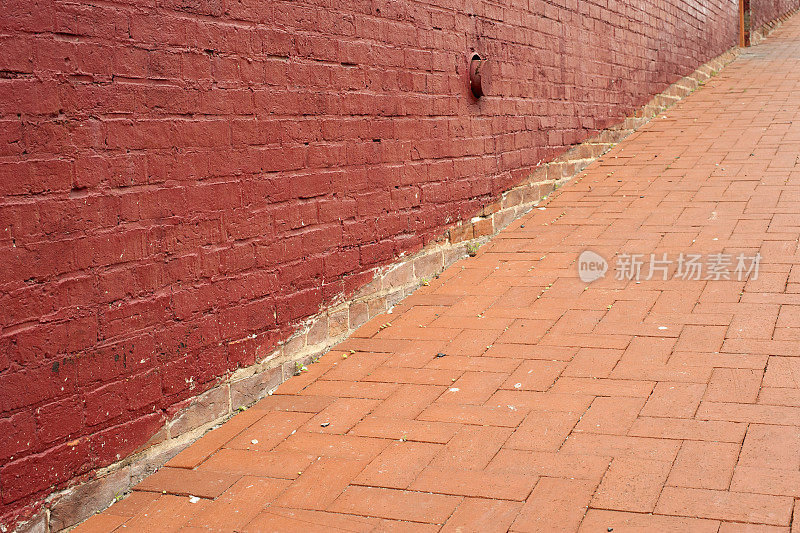 巴尔的摩的红砖墙和人行道