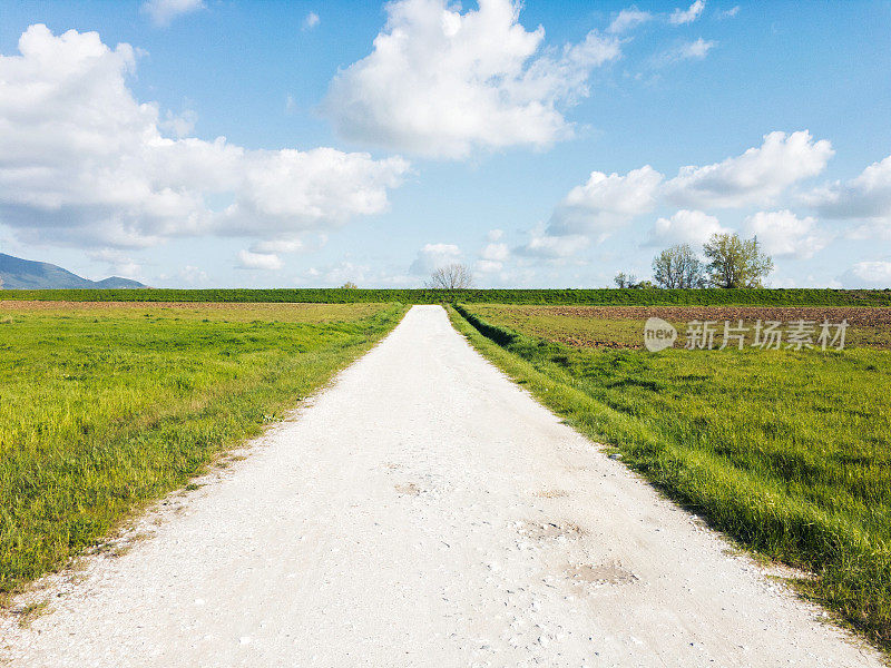 阳光明媚的一天，乡间的一条土路