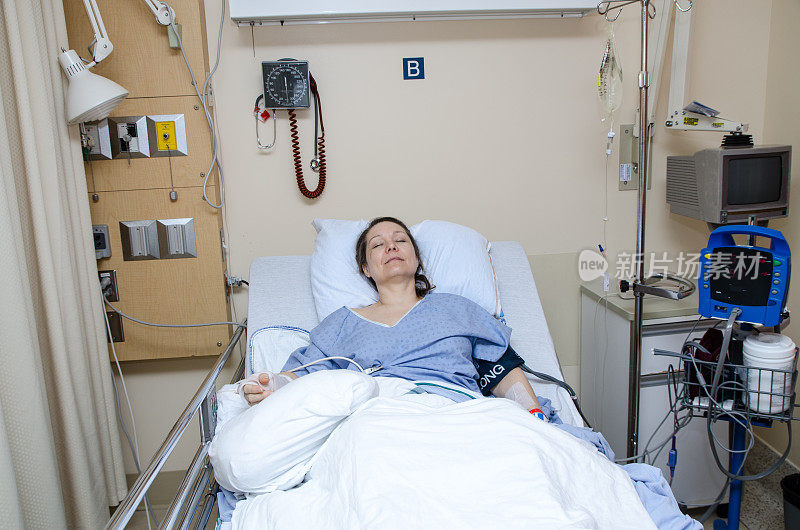 手术后躺在医院病床上的女人