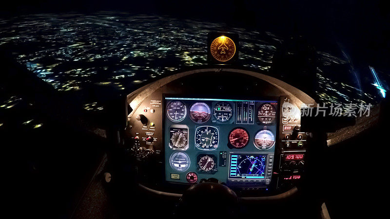 城市上空夜航模拟器，初级飞行员训练设备