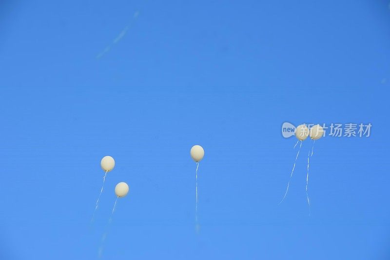 气球飞向天空