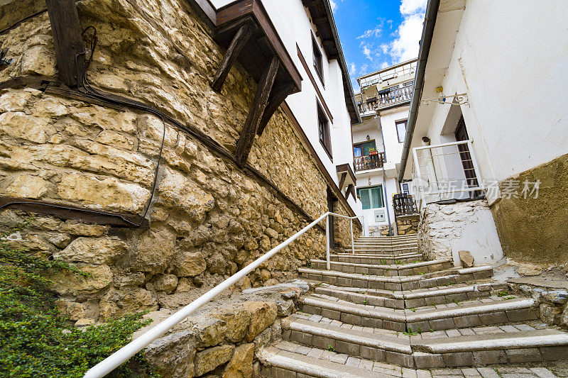 马其顿奥赫里德老城的楼梯。奥赫里德和奥赫里德湖被联合国教科文组织列为世界文化和自然遗产